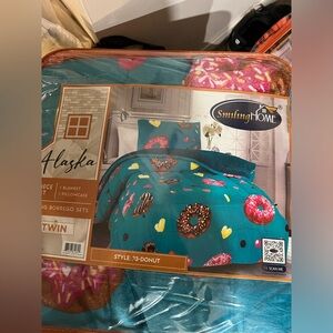 2-piece set! One pillow cover and borrego fleece blanket